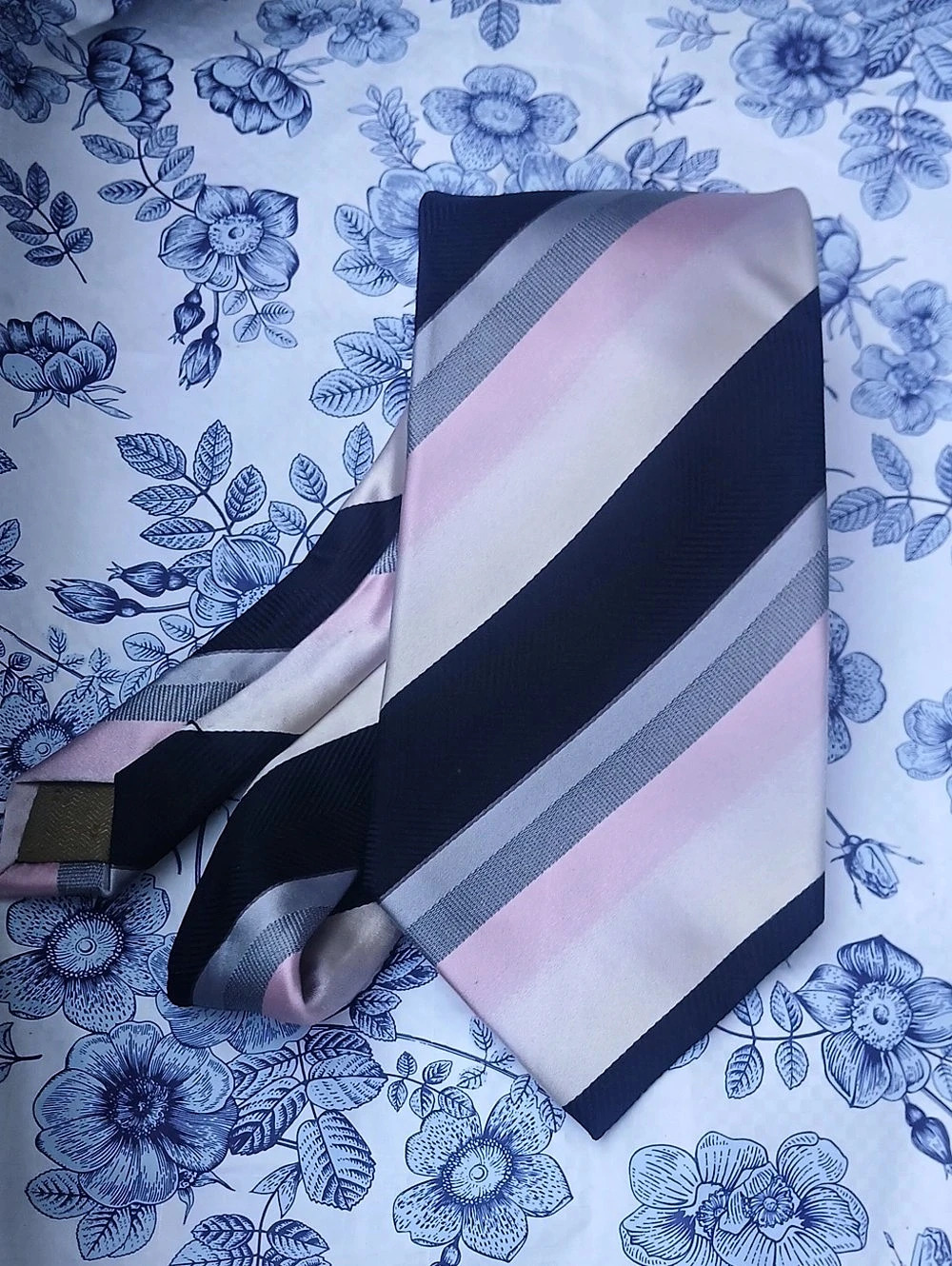 Zilioni Collezioni Silk Geometric Tie in Pink & Black... Vintage